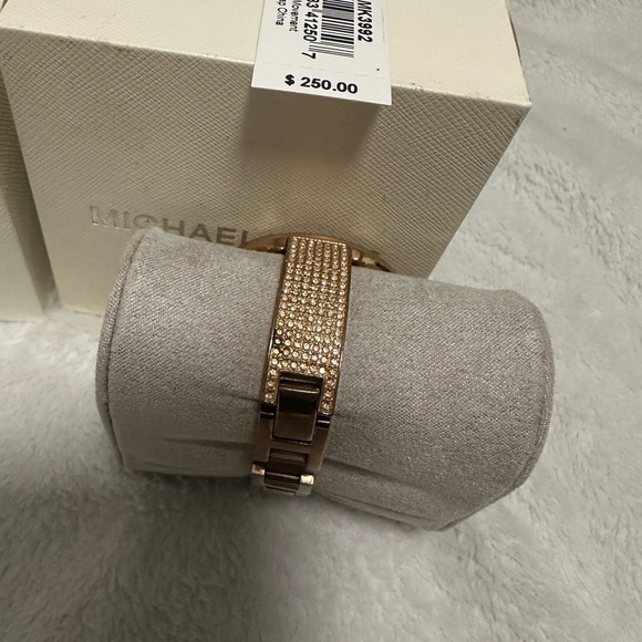 Michael Kors Rose Gold Watch - Picture 3 of 4